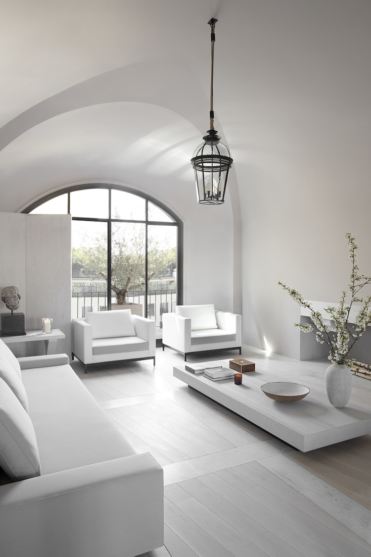 salon minimaliste blanc plafond voute mobilier blanc style minimaliste