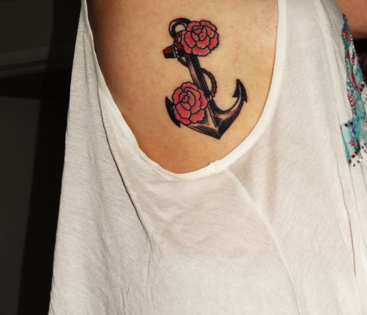 tatouage côte femme ancre marine roses
