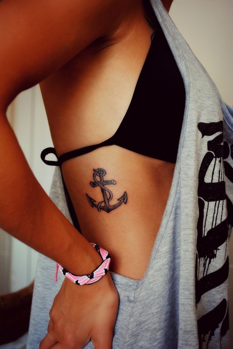 tatouage côte femme ancre marine