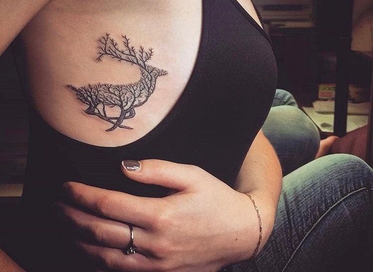 tatouage côte femme cerf