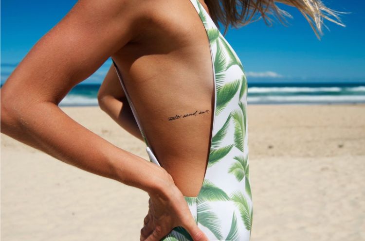 tatouage côte femme citation motif populaire