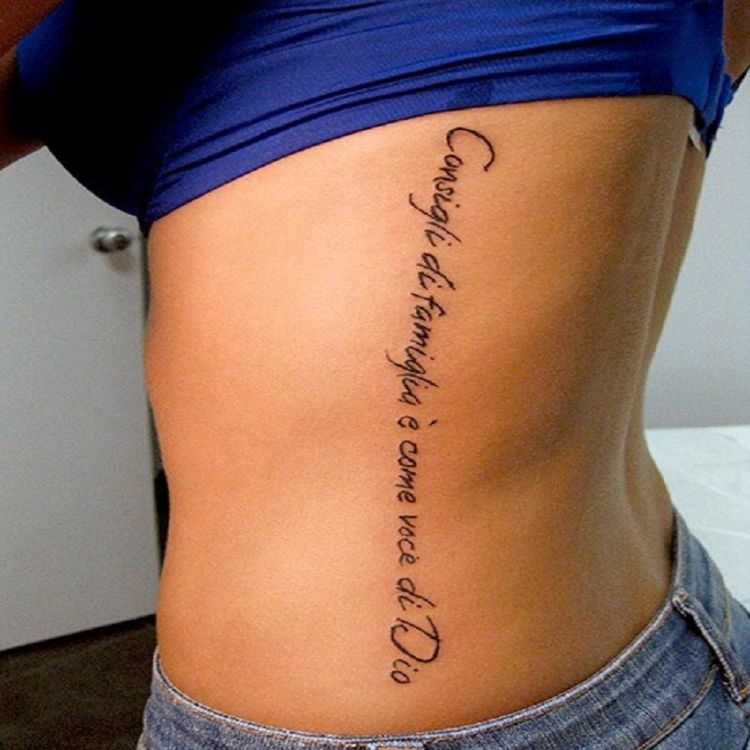 tatouage côte femme citation à la verticale
