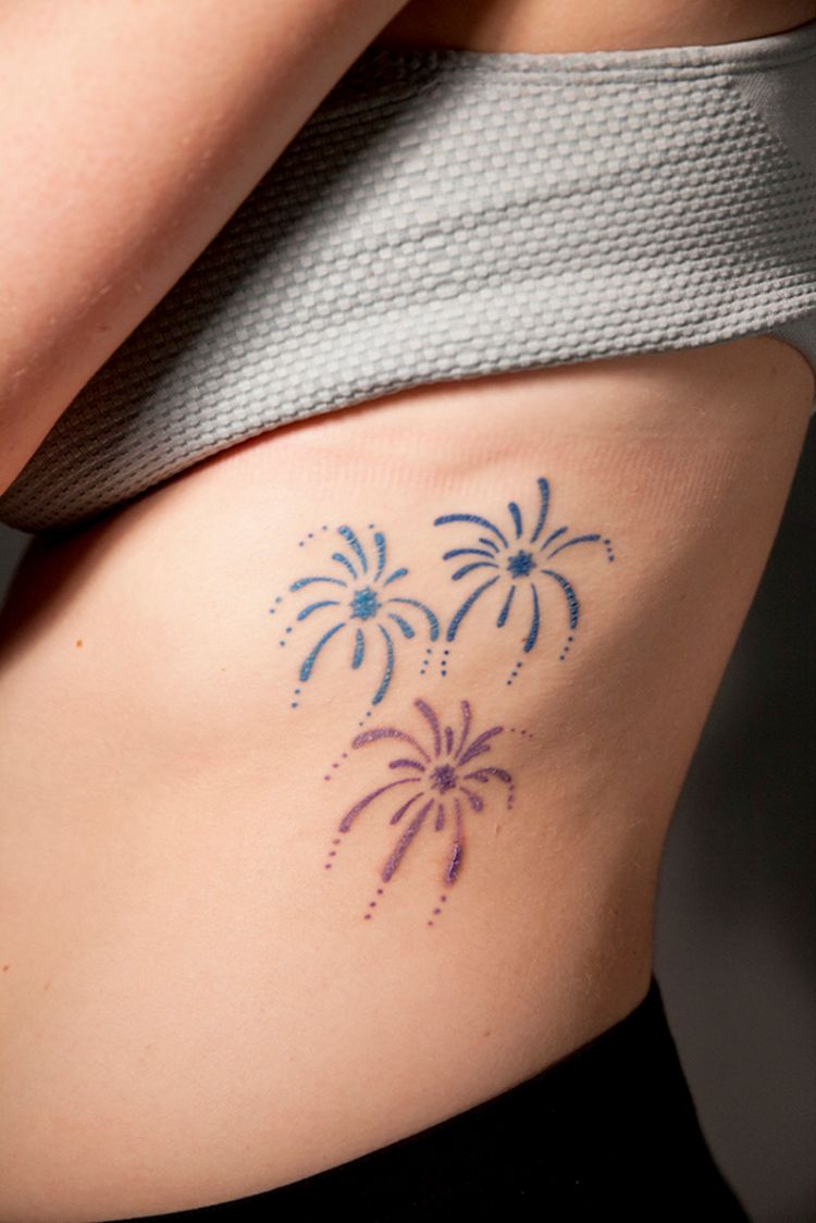tatouage côte femme coloré trois éléments