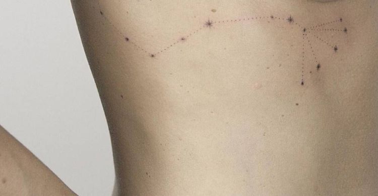 tatouage côte femme constellation superbe idée