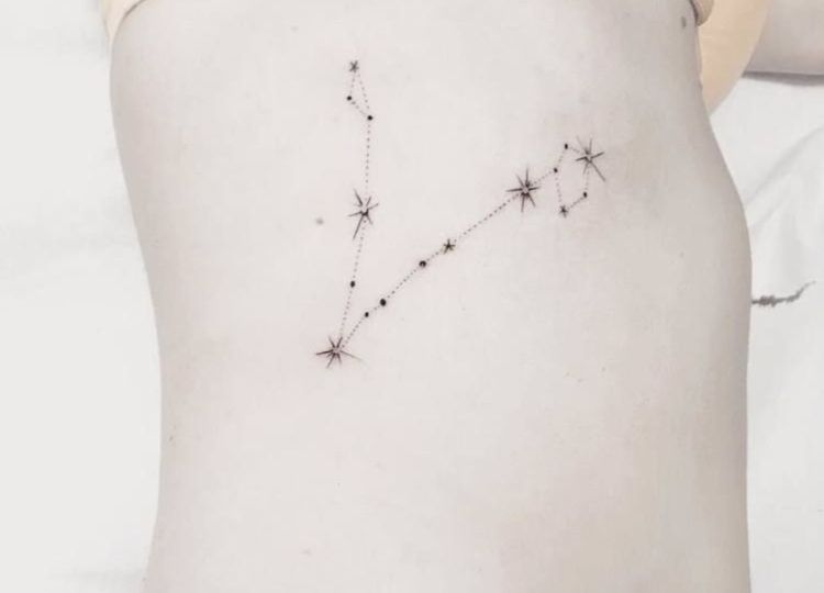 tatouage côte femme constellation