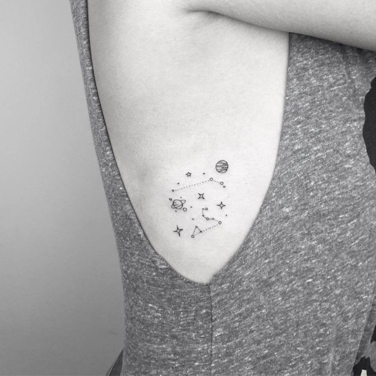 tatouage côte femme constellations planètes