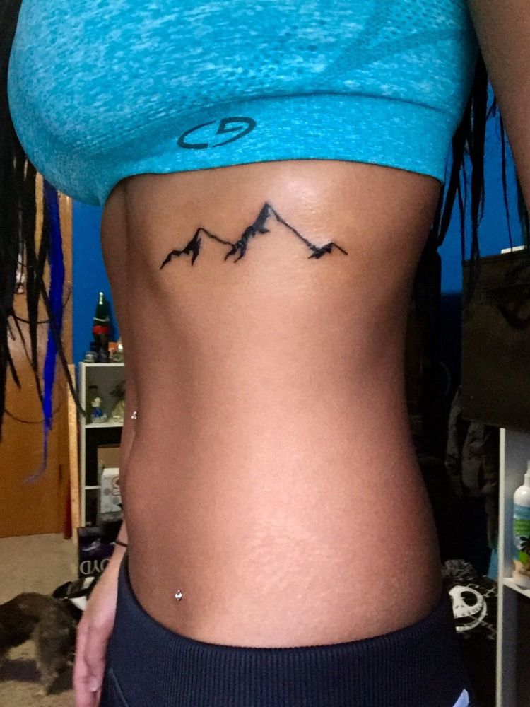 tatouage côte femme contours montagne