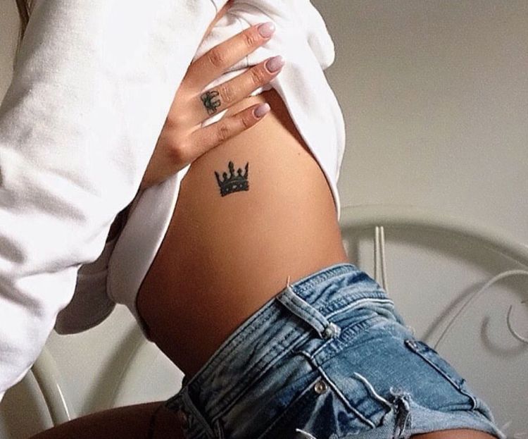 tatouage côte femme couronne discrète