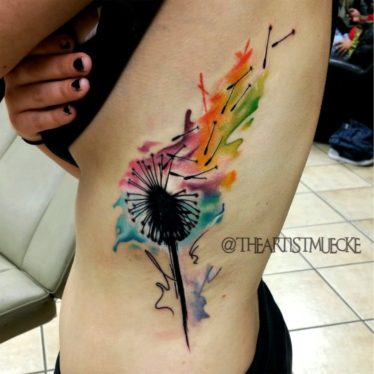tatouage côte femme effet aquarelle magnifique pissenlit