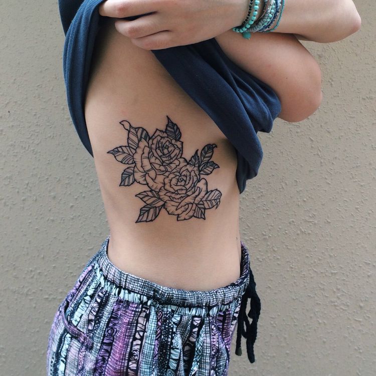 tatouage côte femme fleur de rose