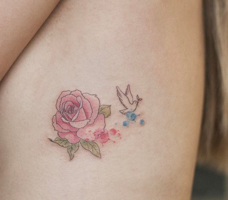 tatouage côte femme fleur oiseau façon watercolor idée mignonne