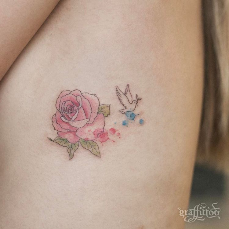 tatouage côte femme fleur oiseau façon watercolor