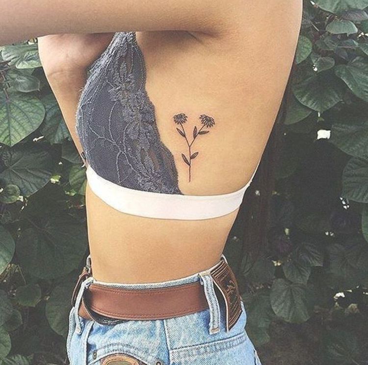 tatouage côte femme fleurs discrètes