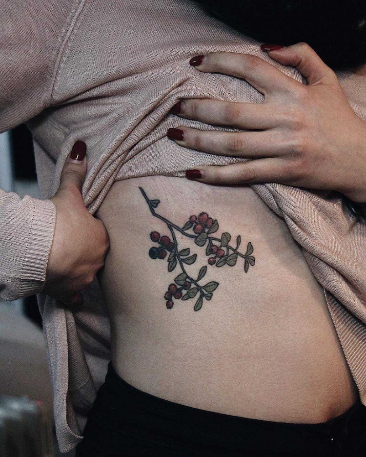 tatouage côte femme fleurs motif populaire
