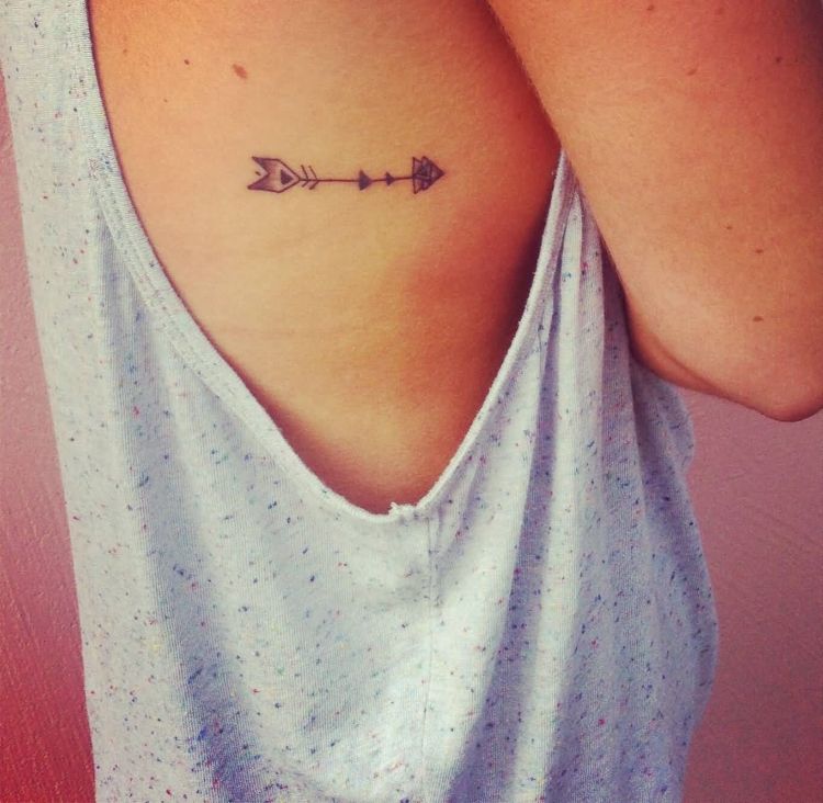 tatouage côte femme flèche minimaliste