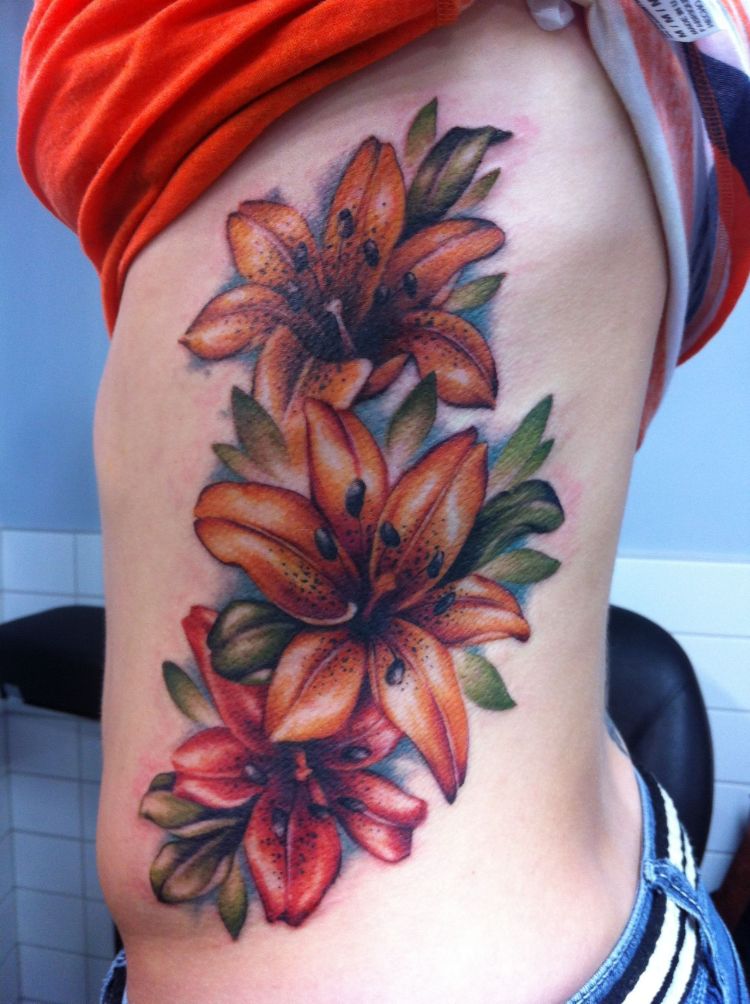 tatouage côte femme grandes fleurs colorées