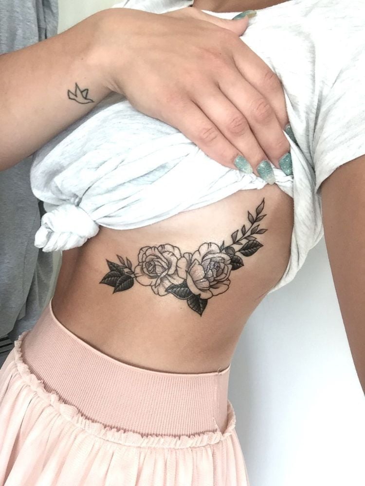tatouage côte femme grandes fleurs tatouage discret