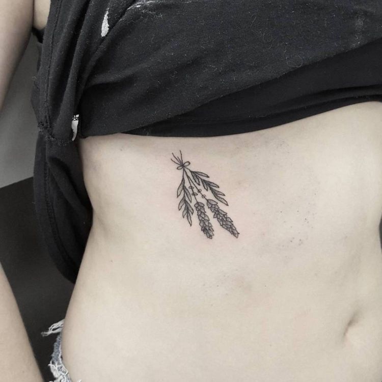 tatouage côte femme idée discrète