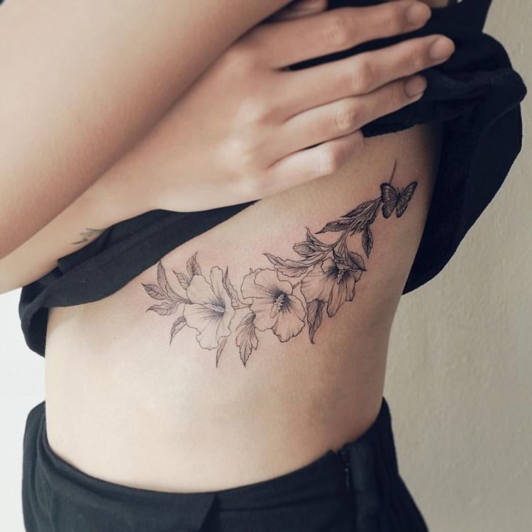 tatouage côte femme jolies fleurs
