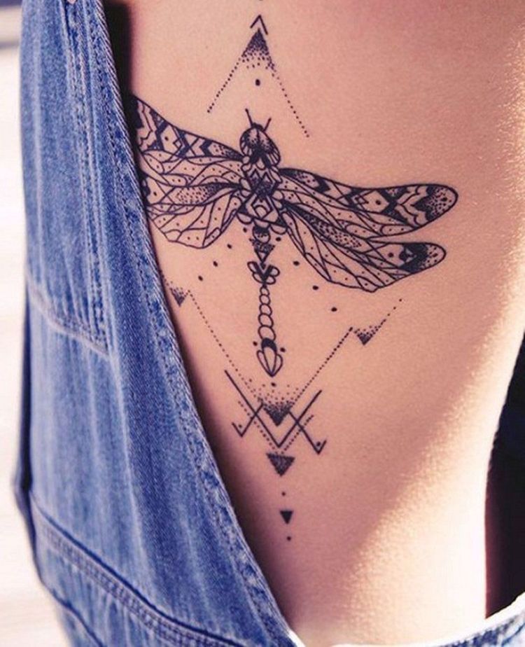 tatouage côte femme libellule motifs géométriques