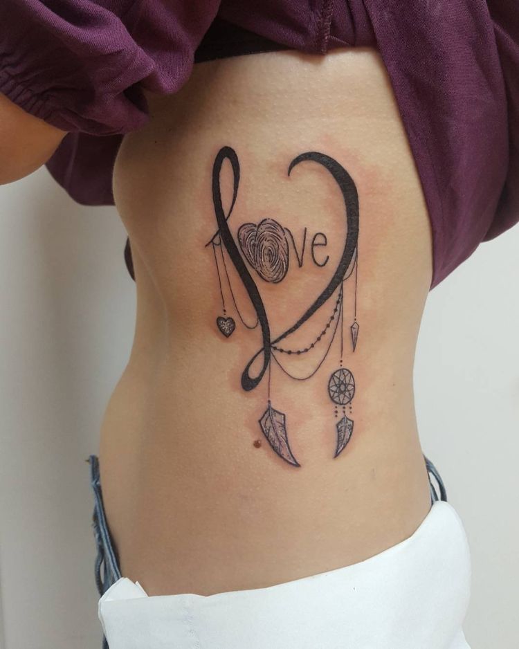 tatouage côte femme mot amour agrémenté