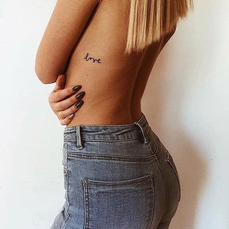 tatouage côte femme mot amour