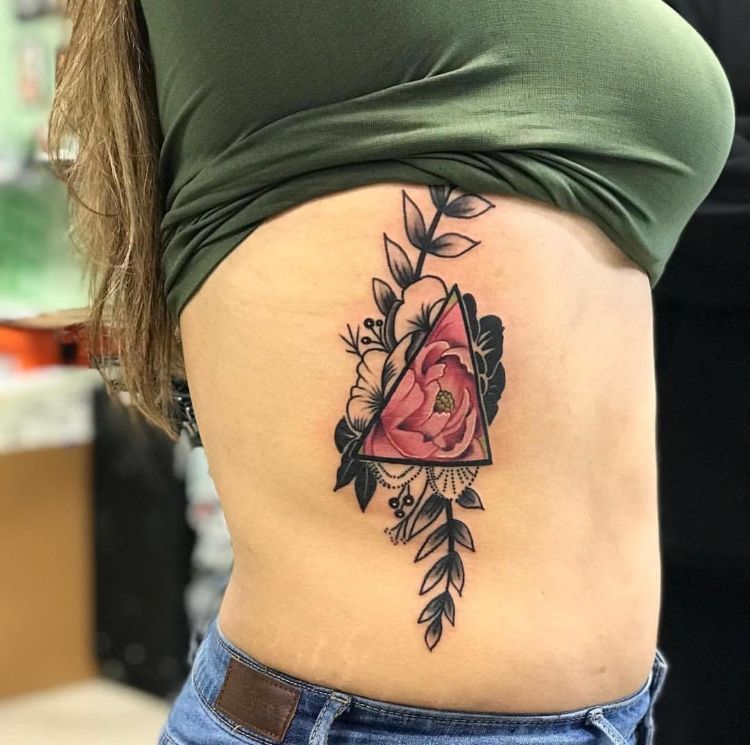tatouage côte femme motif géométrique fleurs