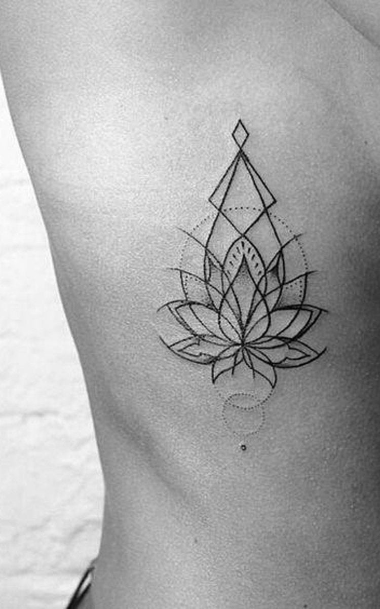 tatouage côte femme motifs géométriques lotus