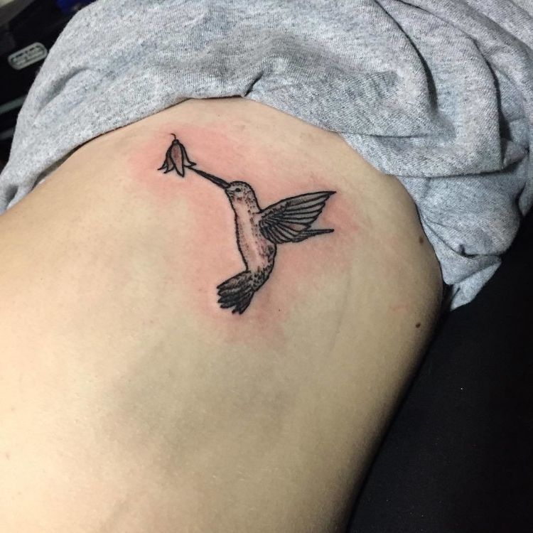 tatouage côte femme oiseau