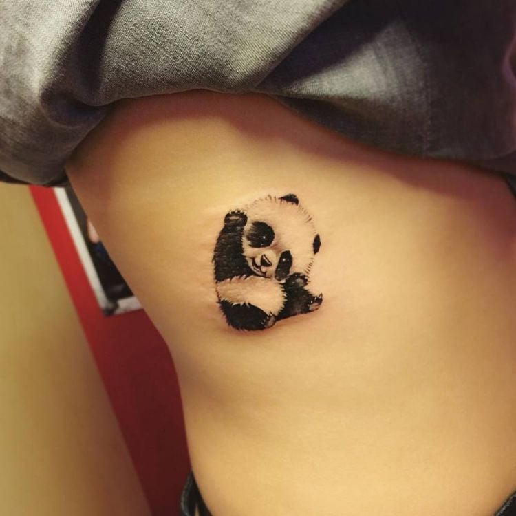 tatouage côte femme panda bébé idée mignonne