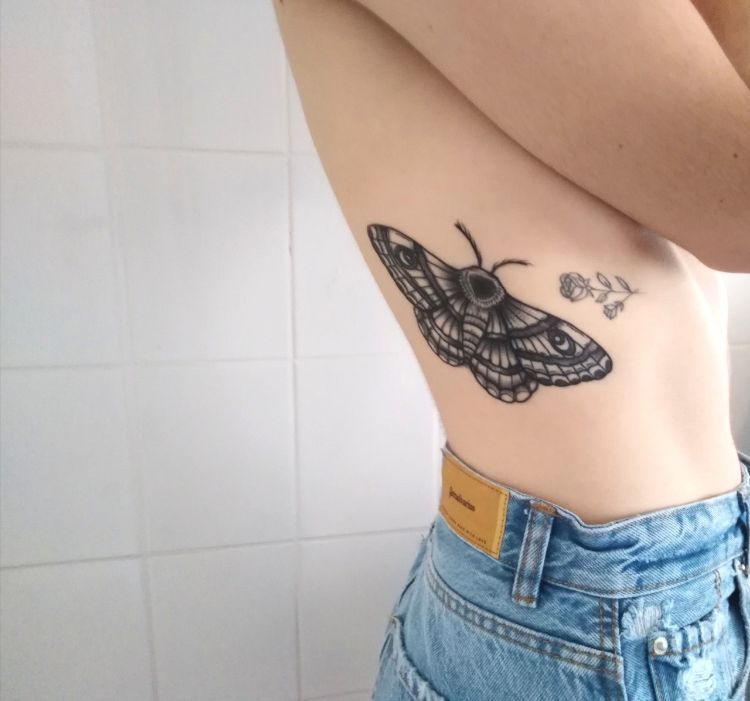tatouage côte femme papillon oiseau