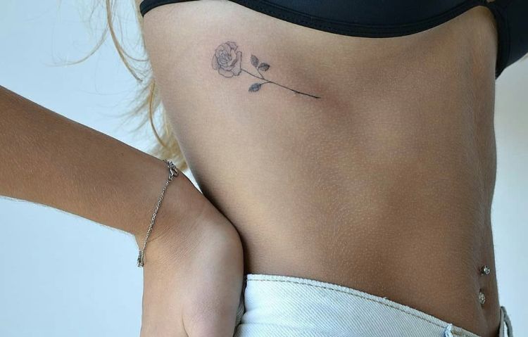 tatouage côte femme petite rose minimaliste