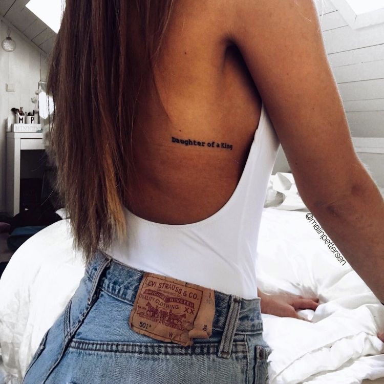 tatouage côte femme phrase