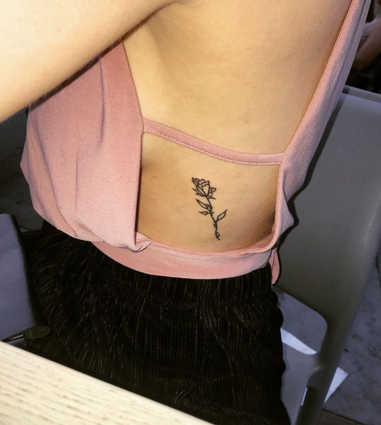 tatouage côte femme rose contours inkage discret