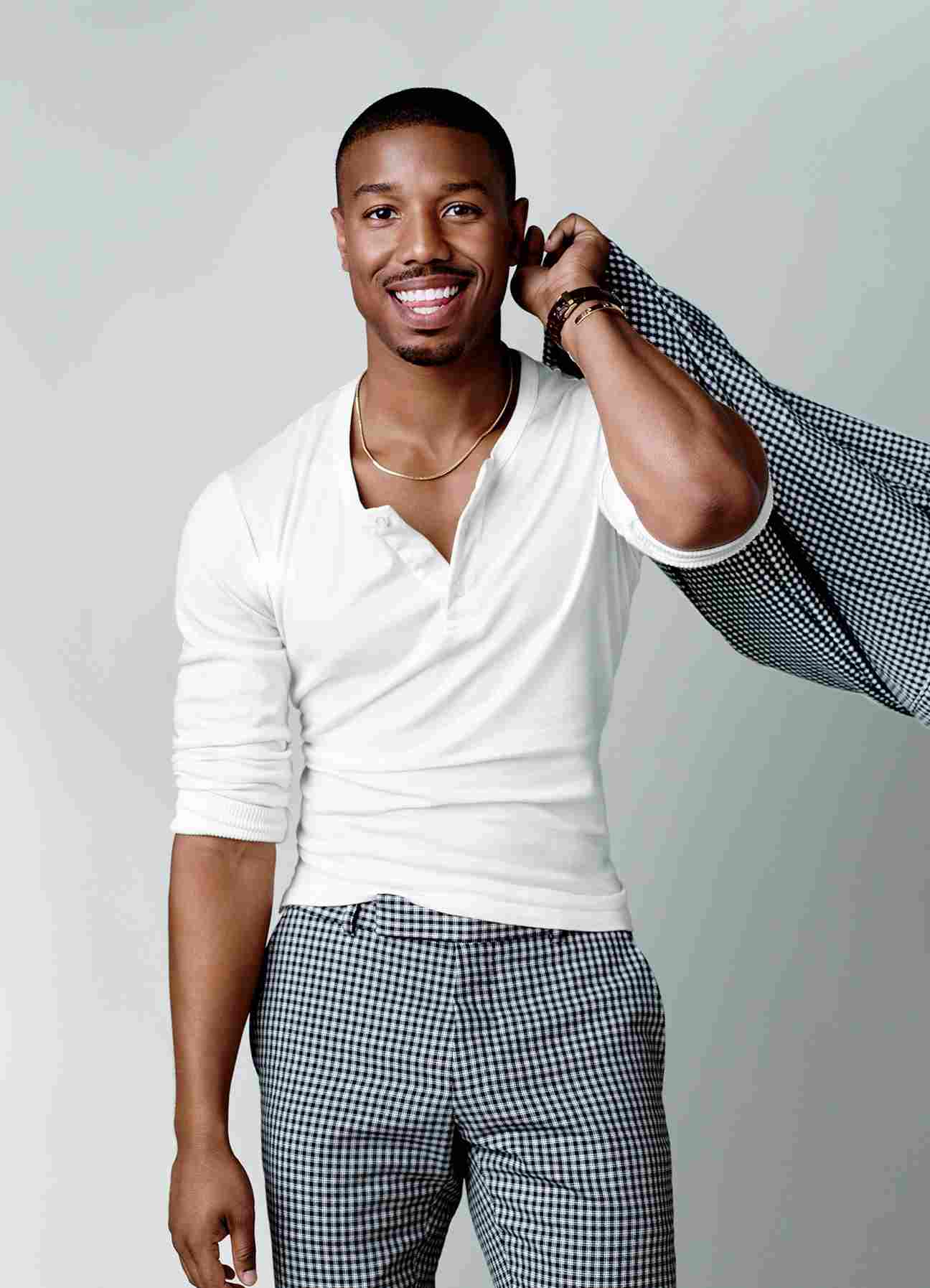 T-Shirt homme Henley comment porter Michael B. Jordan