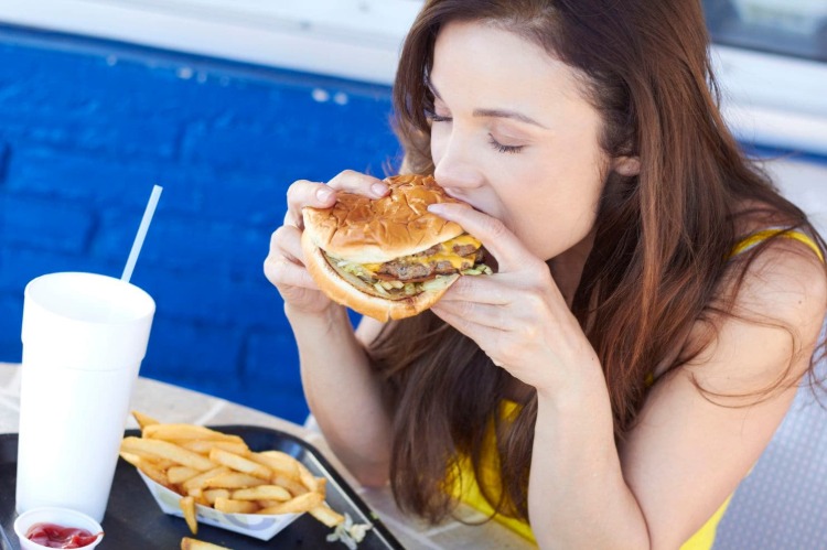 aliments dangereux santé frites fast food hamburger bannir menu quotidien