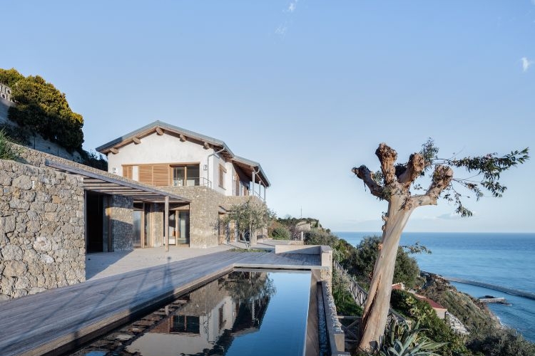 architecture en pierre LJ House style minimaliste piscine moderne