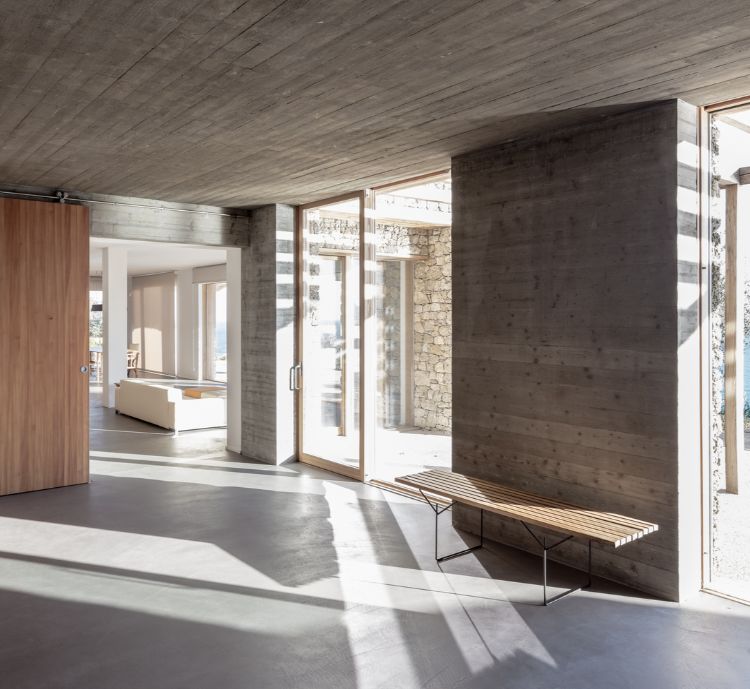 architecture en pierre naturelle intérieur minimaliste sol béton ciré
