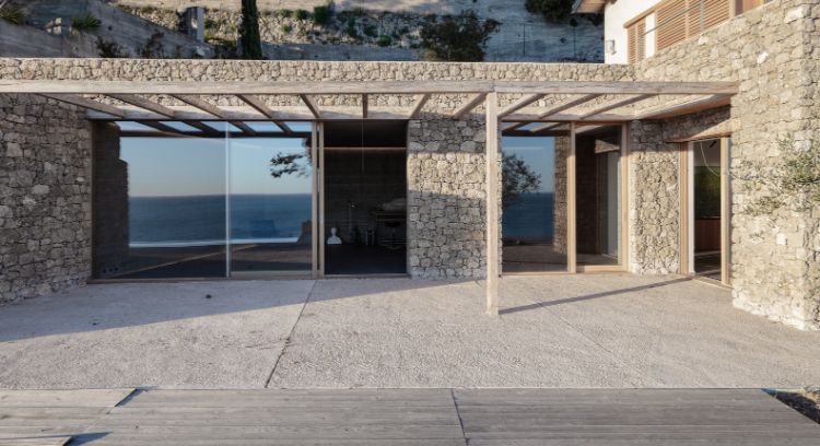 architecture en pierre naturelle pergola bois style minimaliste maison en Italie