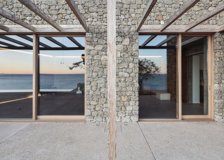 architecture en pierre naturelle pergola en bois sol en béton