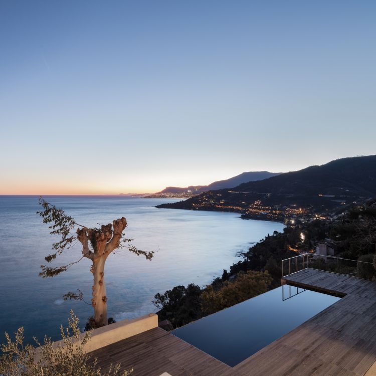 architecture en pierre naturelle piscine moderne vue sur la mer Méditerranée