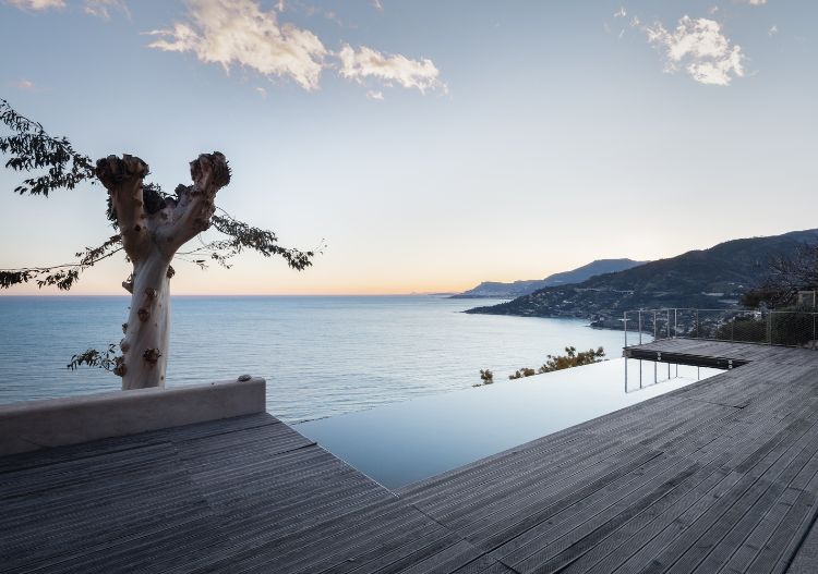 architecture en pierre naturelle piscine moderne vue époustouflante sur la mer Méditerranée