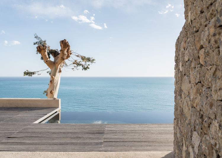 architecture en pierre naturelle piscine à débordement vue sur la mer Méditerranée