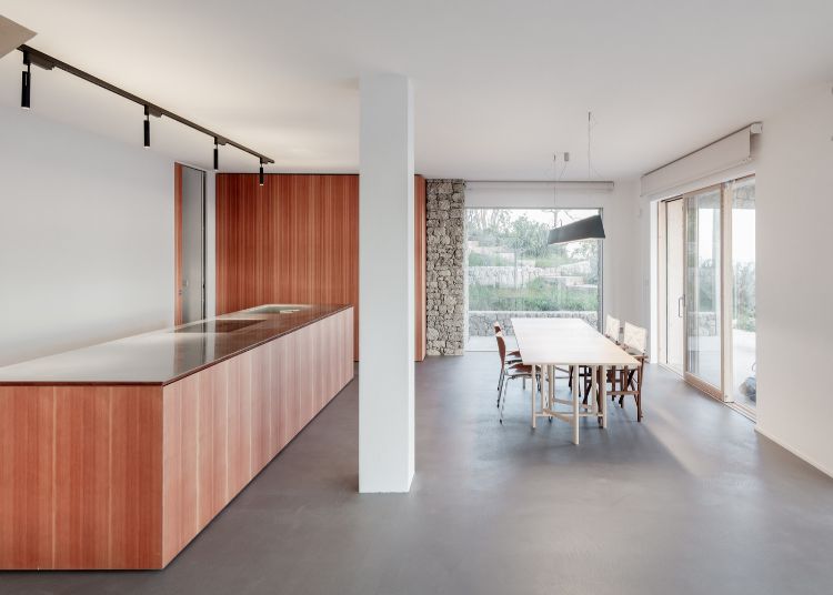 architecture en pierre naturelle sol en béton ciré cuisine bois style minimaliste