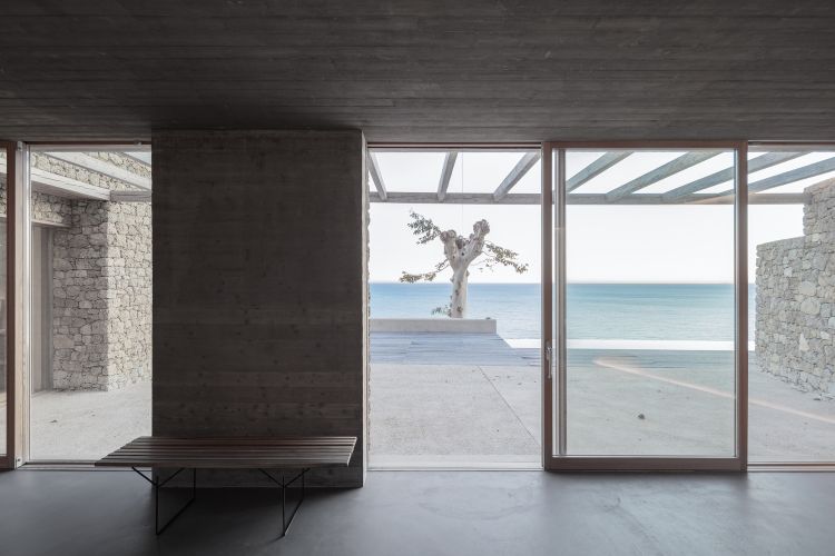 architecture en pierre naturelle sol en béton ciré design moderne vue sur la mer