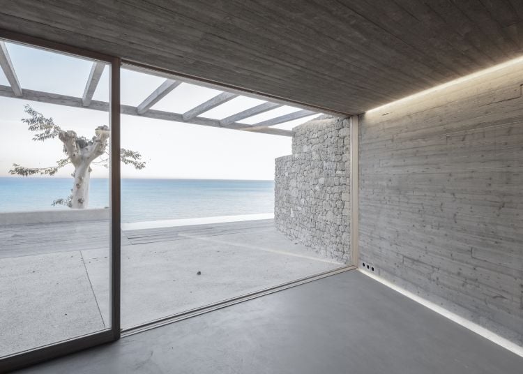architecture en pierre naturelle sol en béton ciré vue sur la mer baies vitrées