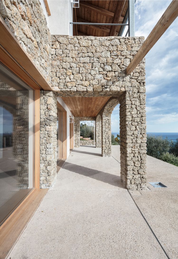 architecture en pierre naturelle style minimaliste maison moderne vue sur la mer