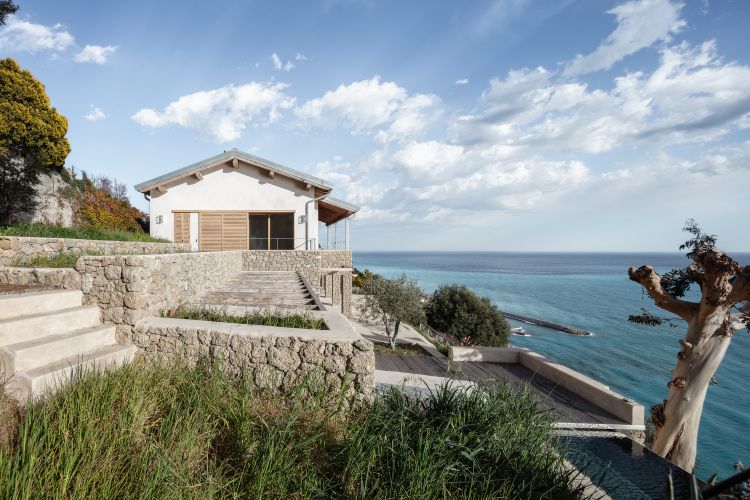 architecture en pierre naturelle vue sur la mer Méditerranée maison italienne