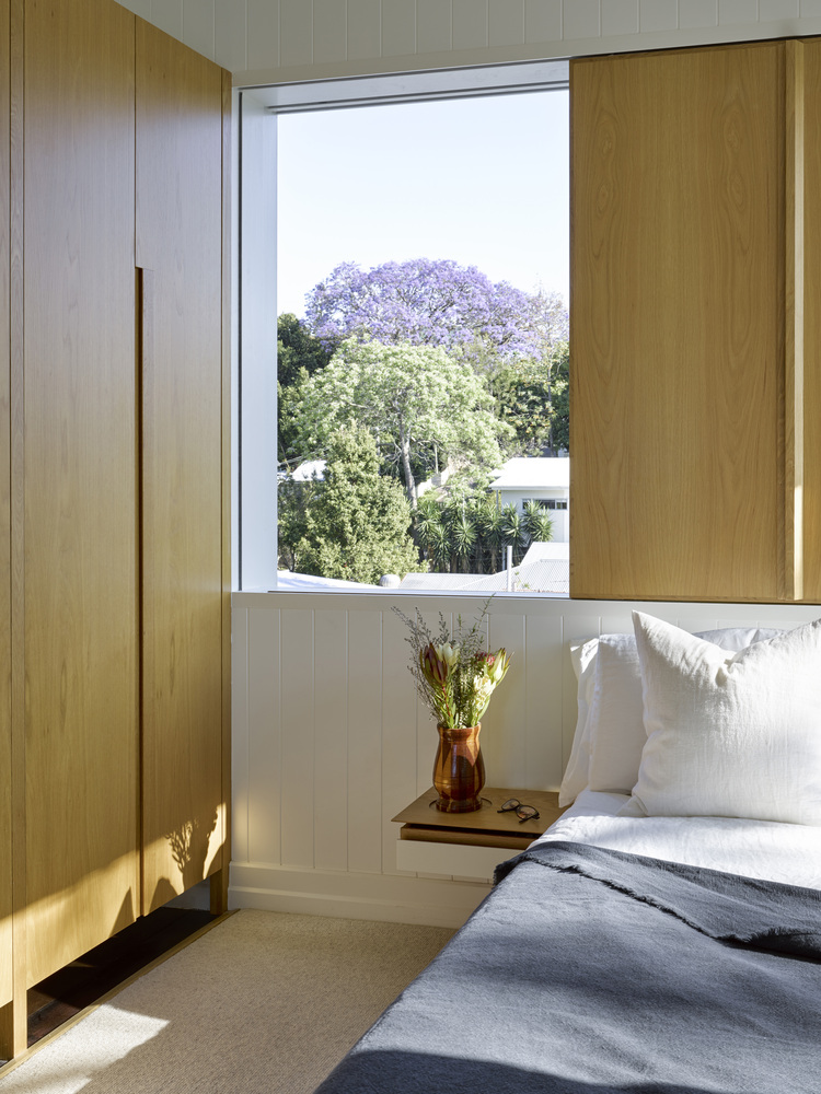 chambre à coucher design simple meubles en bois vue sur le jardin