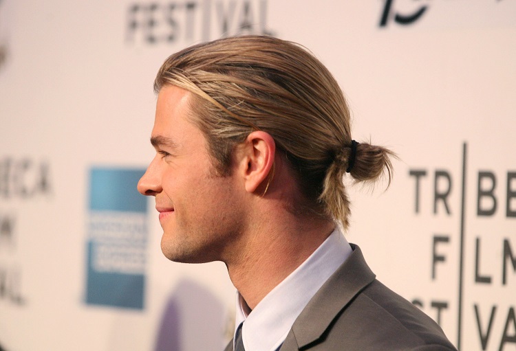 coiffures homme cheveux courts longs male bun Chris Hemsworth dieu nordique Thor